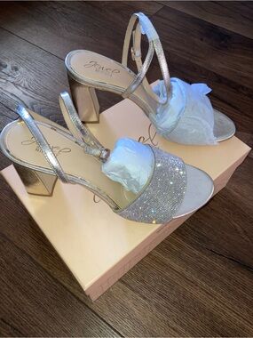 Badgley Mischka Silver Rhinestone Block Heel Sandals size 10 new